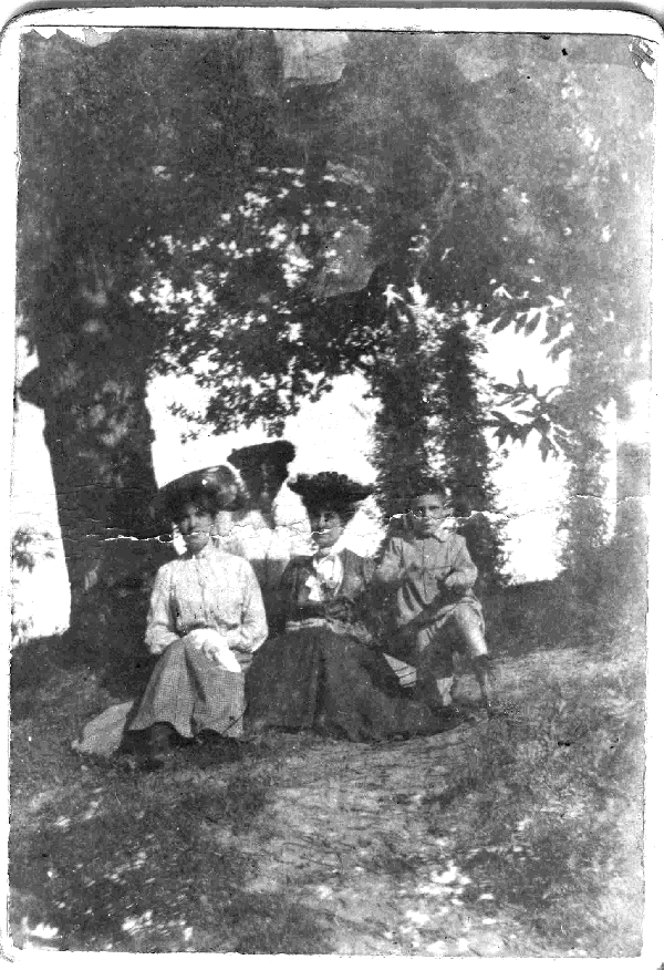 Yvonne Mazier, m�re et soeurs, Dinan 1900