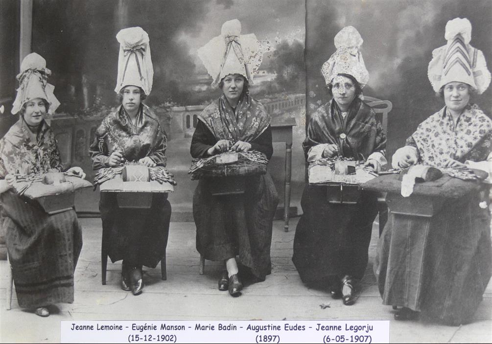 Dentelli�res dans la cour de Villedieu-les-Po�les